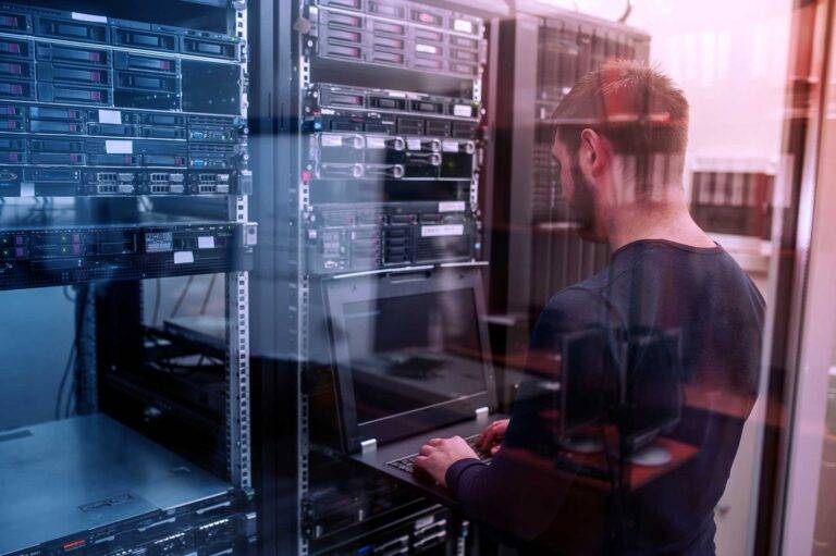 Die Mitarbeiter von Shivt Dresden bieten Ihnen effiziente Cloud und IT Lösungen und kümmern sich zusätzlich um die Sicherheit Ihrer Daten. Auf dem Bild kann man einen dieser Mitarbeiter sehen, welcher gerade an einem Server arbeitet.